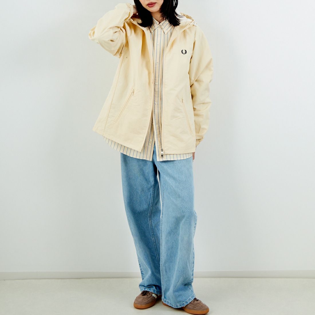 FRED PERRY [フレッドペリー] 別注 フード刺繍 ナイロンシェルジャケット [FPM-25A-031JF] ECRU/ANCHO &&モデル身長：162cm 着用サイズ：S&&