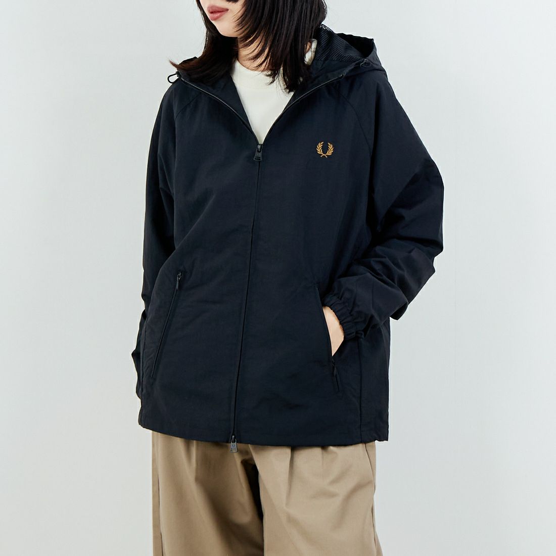 FRED PERRY [フレッドペリー] 別注 フード刺繍 ナイロンシェルジャケット [FPM-25A-031JF] BLACK/SHAD &&モデル身長：162cm 着用サイズ：S&&