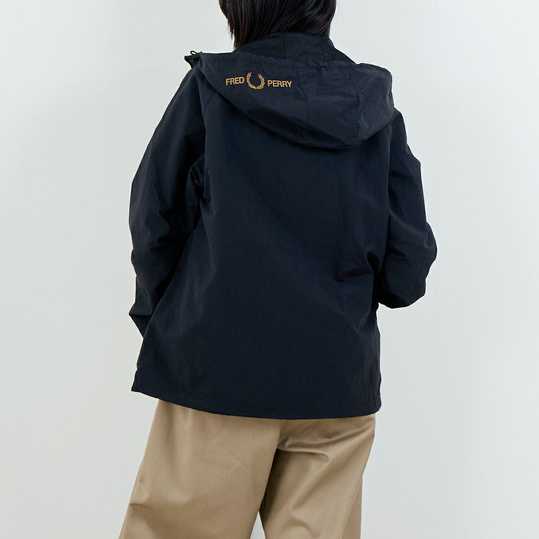 FRED PERRY [フレッドペリー] 別注 フード刺繍 ナイロンシェルジャケット [FPM-25A-031JF] BLACK/SHAD &&モデル身長：162cm 着用サイズ：S&&
