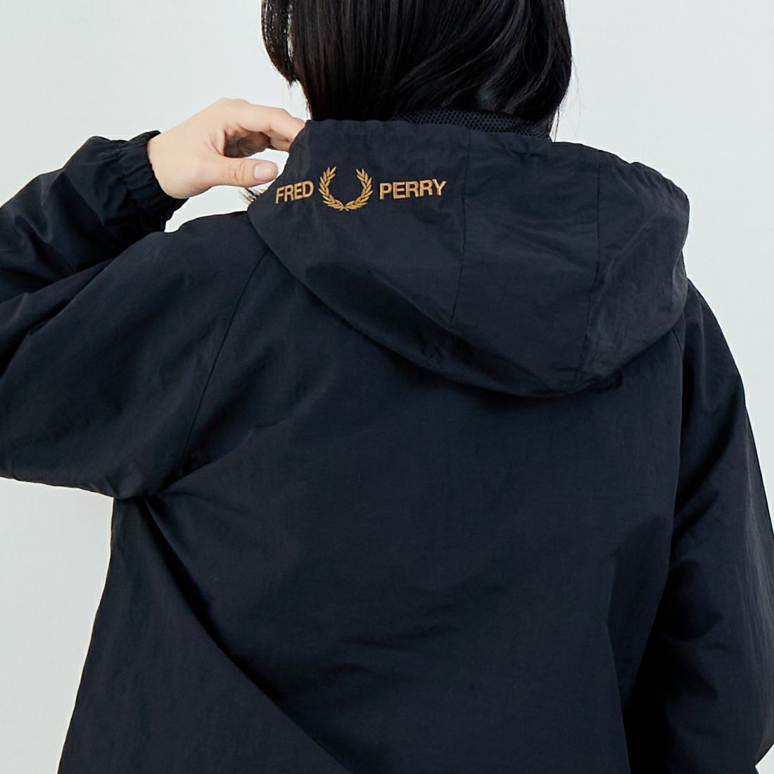 FRED PERRY [フレッドペリー] 別注 フード刺繍 ナイロンシェルジャケット [FPM-25A-031JF] BLACK/SHAD &&モデル身長：162cm 着用サイズ：S&&