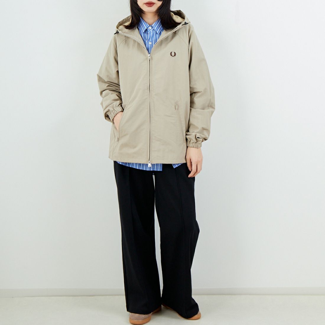 FRED PERRY [フレッドペリー] 別注 フード刺繍 ナイロンシェルジャケット [FPM-25A-031JF] WARM OAT/B &&モデル身長：162cm 着用サイズ：S&&