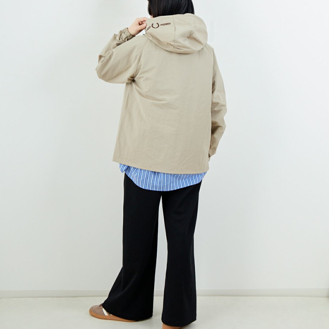 FRED PERRY [フレッドペリー] 別注 フード刺繍 ナイロンシェルジャケット [FPM-25A-031JF] WARM OAT/B &&モデル身長：162cm 着用サイズ：S&&