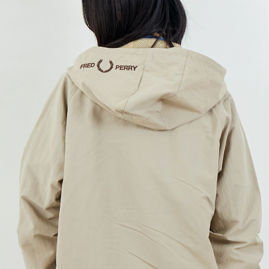 FRED PERRY [フレッドペリー] 別注 フード刺繍 ナイロンシェルジャケット [FPM-25A-031JF] WARM OAT/B &&モデル身長：162cm 着用サイズ：S&&