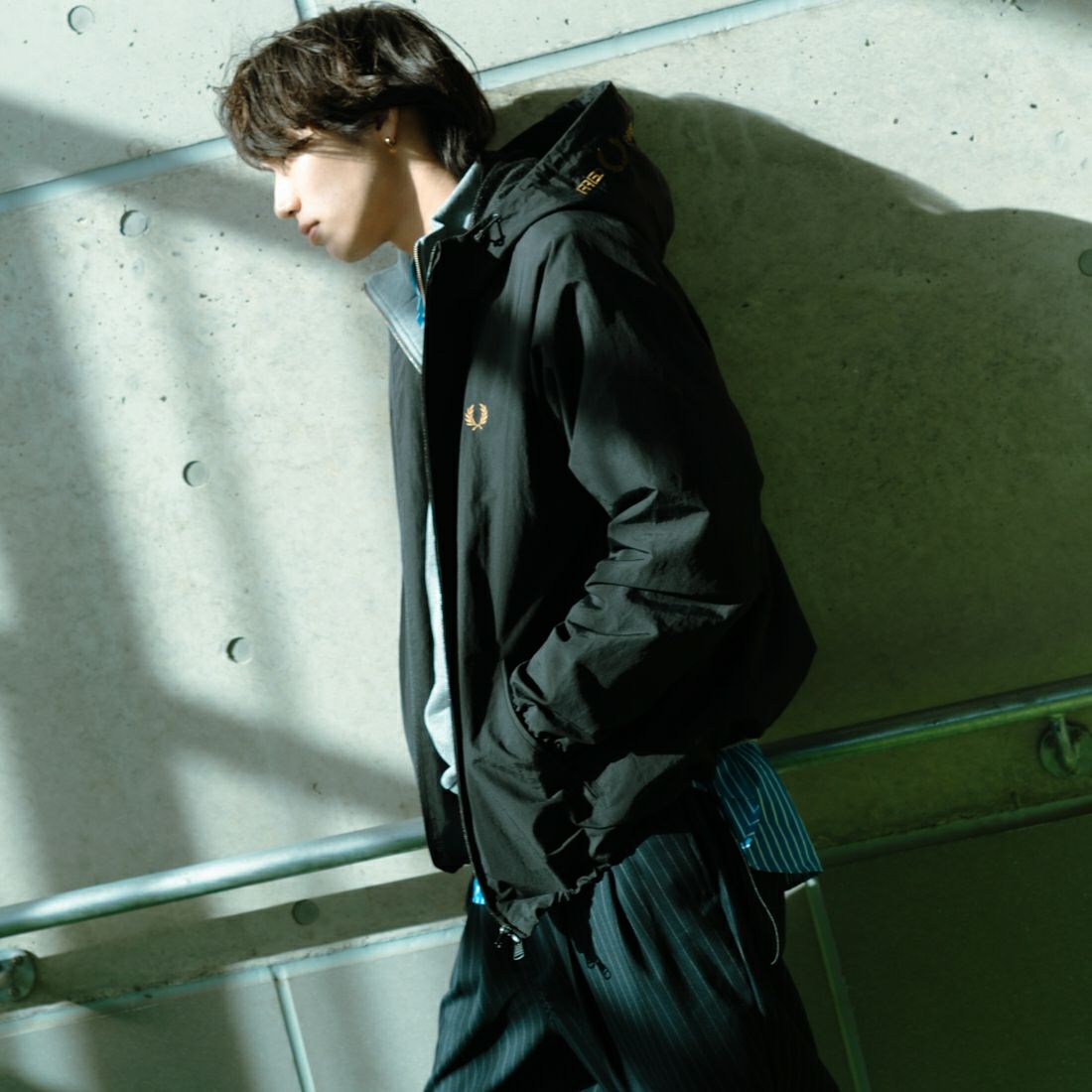 FRED PERRY [フレッドペリー] 別注 フード刺繍 ナイロンシェルジャケット [FPM-25A-031JF] BLACK/SHAD &&モデル身長：179cm 着用サイズ：L&&