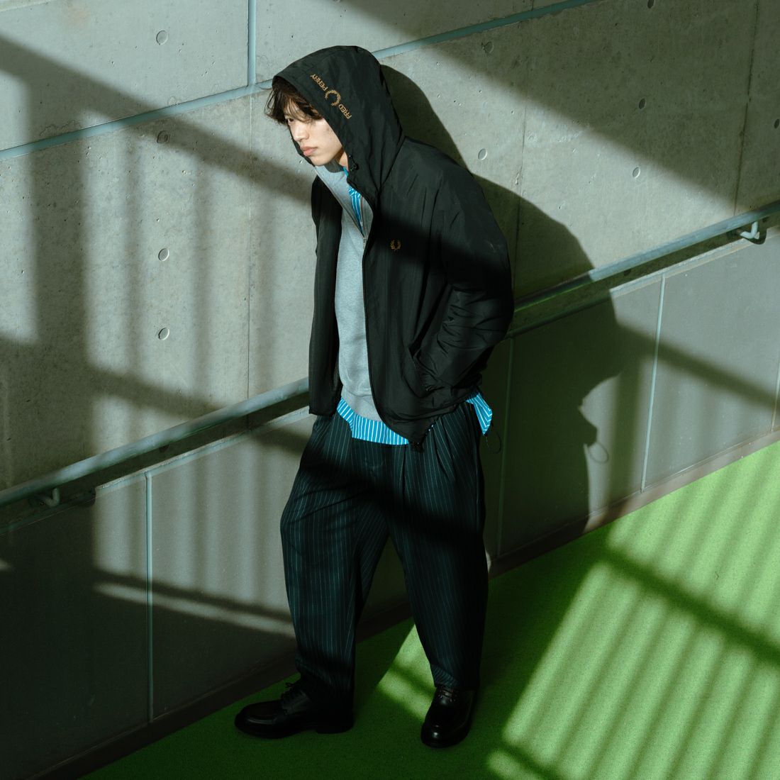 FRED PERRY [フレッドペリー] 別注 フード刺繍 ナイロンシェルジャケット [FPM-25A-031JF] BLACK/SHAD &&モデル身長：179cm 着用サイズ：L&&