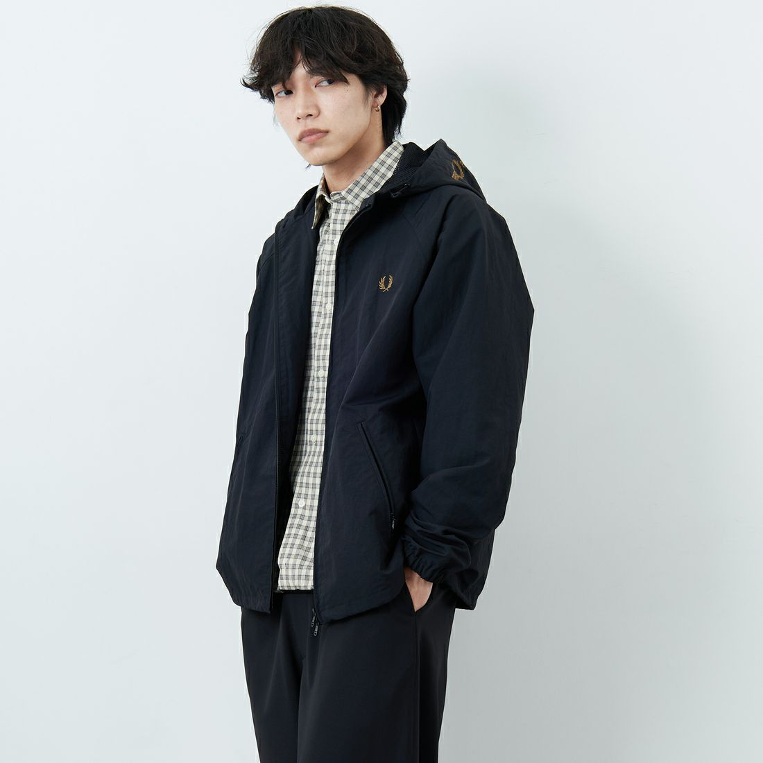 FRED PERRY [フレッドペリー] 別注 フード刺繍 ナイロンシェルジャケット [FPM-25A-031JF] BLACK/SHAD &&モデル身長：179cm 着用サイズ：L&&