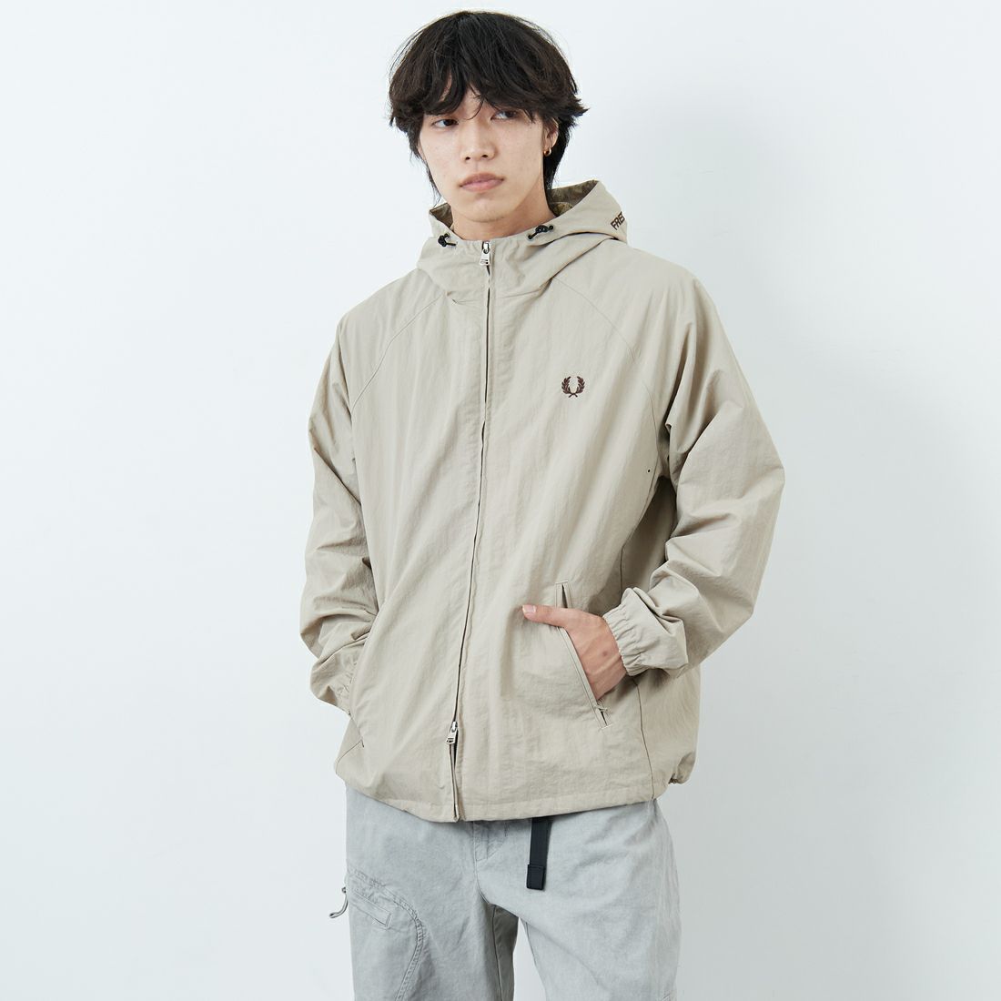 FRED PERRY [フレッドペリー] 別注 フード刺繍 ナイロンシェルジャケット [FPM-25A-031JF] WARM OAT/B &&モデル身長：179cm 着用サイズ：L&&