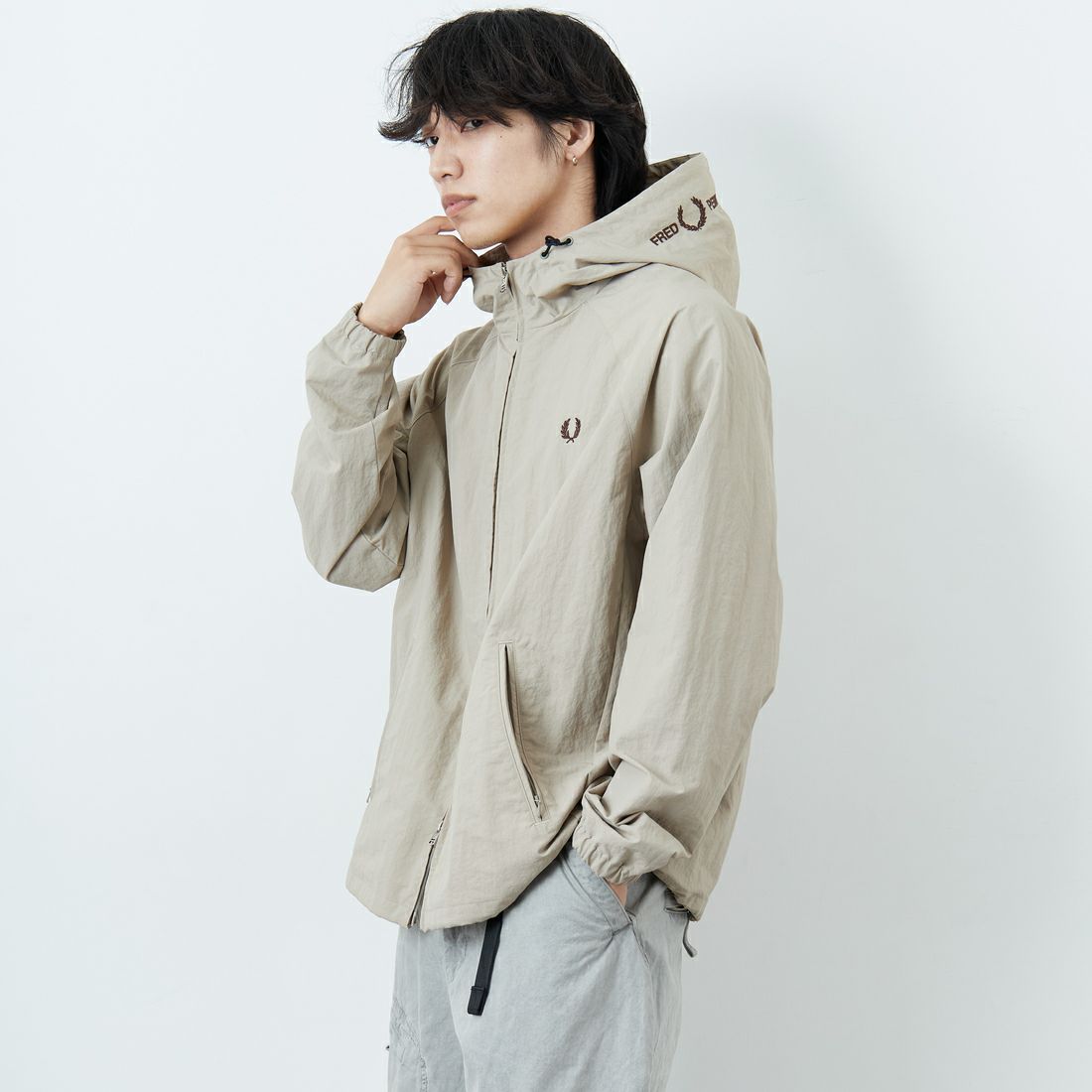 FRED PERRY [フレッドペリー] 別注 フード刺繍 ナイロンシェルジャケット [FPM-25A-031JF] WARM OAT/B &&モデル身長：179cm 着用サイズ：L&&