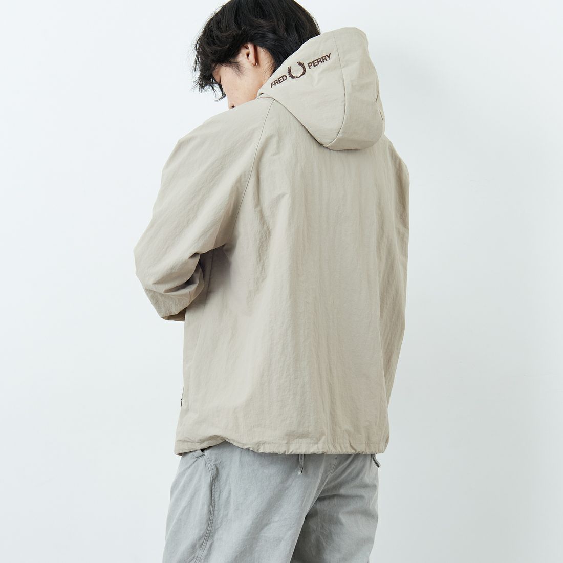 FRED PERRY [フレッドペリー] 別注 フード刺繍 ナイロンシェルジャケット [FPM-25A-031JF] WARM OAT/B &&モデル身長：179cm 着用サイズ：L&&