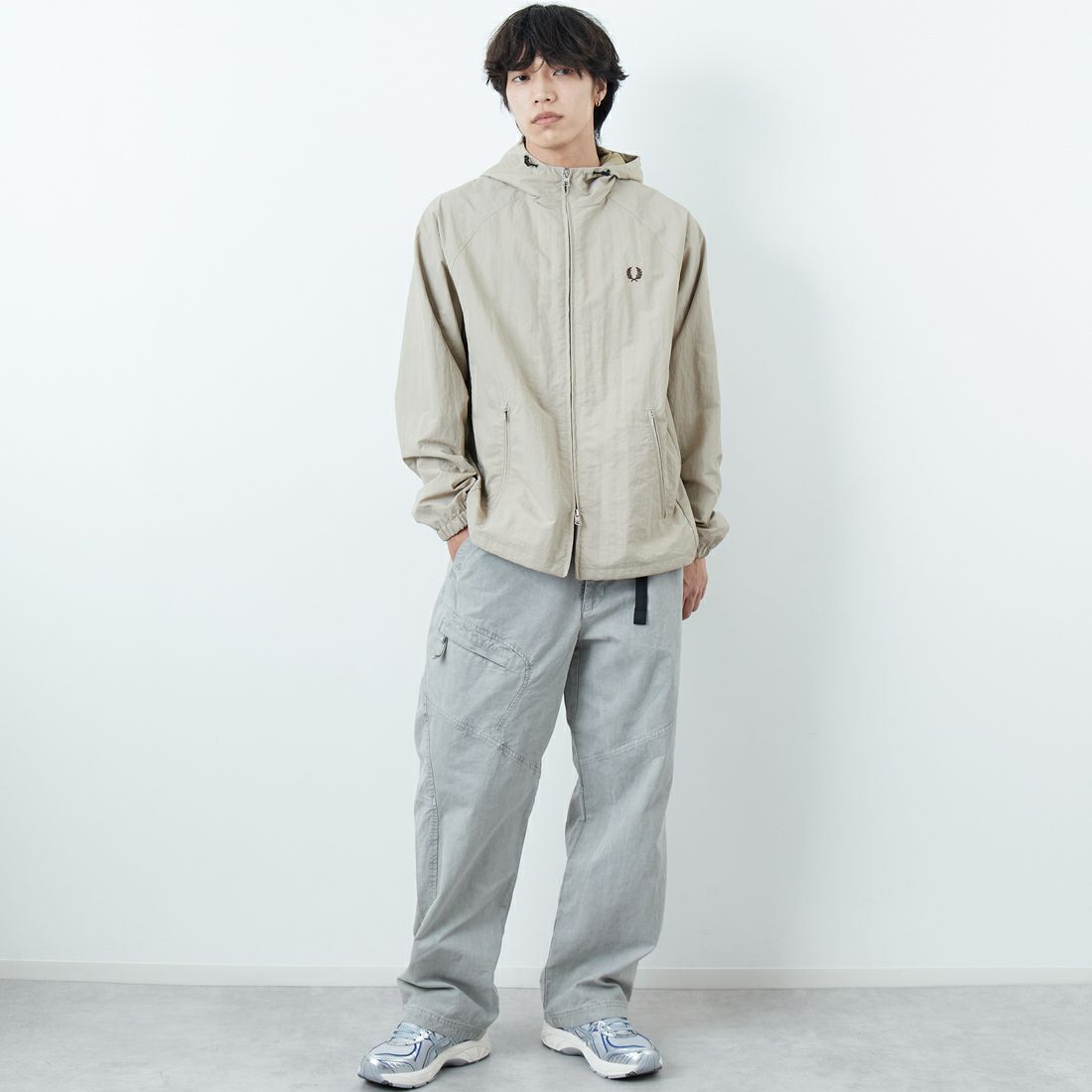 FRED PERRY [フレッドペリー] 別注 フード刺繍 ナイロンシェルジャケット [FPM-25A-031JF] WARM OAT/B &&モデル身長：179cm 着用サイズ：L&&