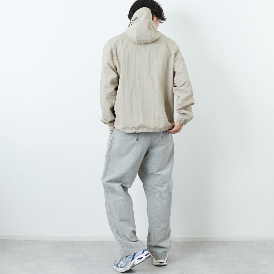 FRED PERRY [フレッドペリー] 別注 フード刺繍 ナイロンシェルジャケット [FPM-25A-031JF] WARM OAT/B &&モデル身長：179cm 着用サイズ：L&&