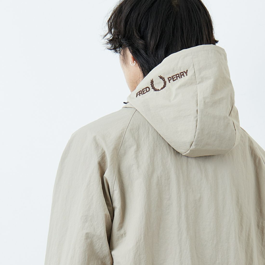 FRED PERRY [フレッドペリー] 別注 フード刺繍 ナイロンシェルジャケット [FPM-25A-031JF] WARM OAT/B &&モデル身長：179cm 着用サイズ：L&&