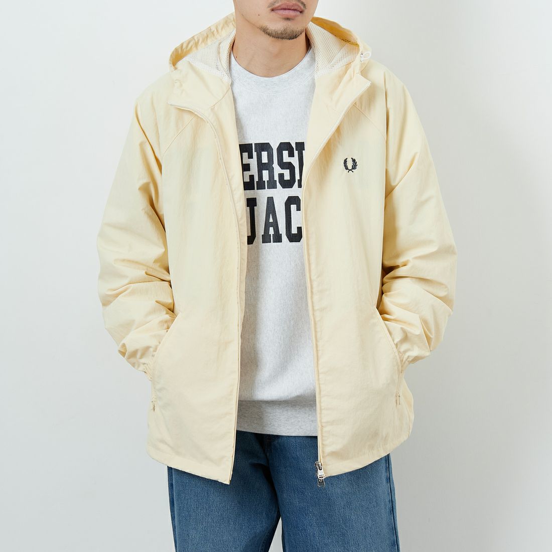 FRED PERRY [フレッドペリー] 別注 フード刺繍 ナイロンシェルジャケット [FPM-25A-031JF] ECRU/ANCHO &&モデル身長：179cm 着用サイズ：L&&