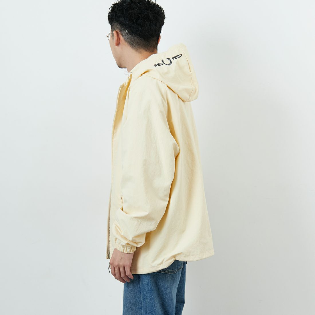 FRED PERRY [フレッドペリー] 別注 フード刺繍 ナイロンシェルジャケット [FPM-25A-031JF] ECRU/ANCHO &&モデル身長：179cm 着用サイズ：L&&