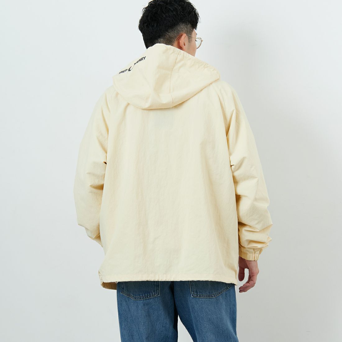 FRED PERRY [フレッドペリー] 別注 フード刺繍 ナイロンシェルジャケット [FPM-25A-031JF] ECRU/ANCHO &&モデル身長：179cm 着用サイズ：L&&