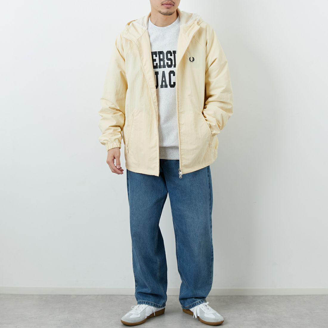 FRED PERRY [フレッドペリー] 別注 フード刺繍 ナイロンシェルジャケット [FPM-25A-031JF] ECRU/ANCHO &&モデル身長：179cm 着用サイズ：L&&