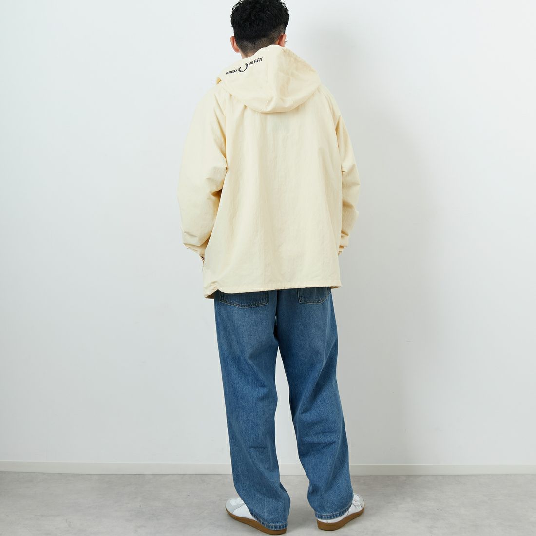 FRED PERRY [フレッドペリー] 別注 フード刺繍 ナイロンシェルジャケット [FPM-25A-031JF] ECRU/ANCHO &&モデル身長：179cm 着用サイズ：L&&
