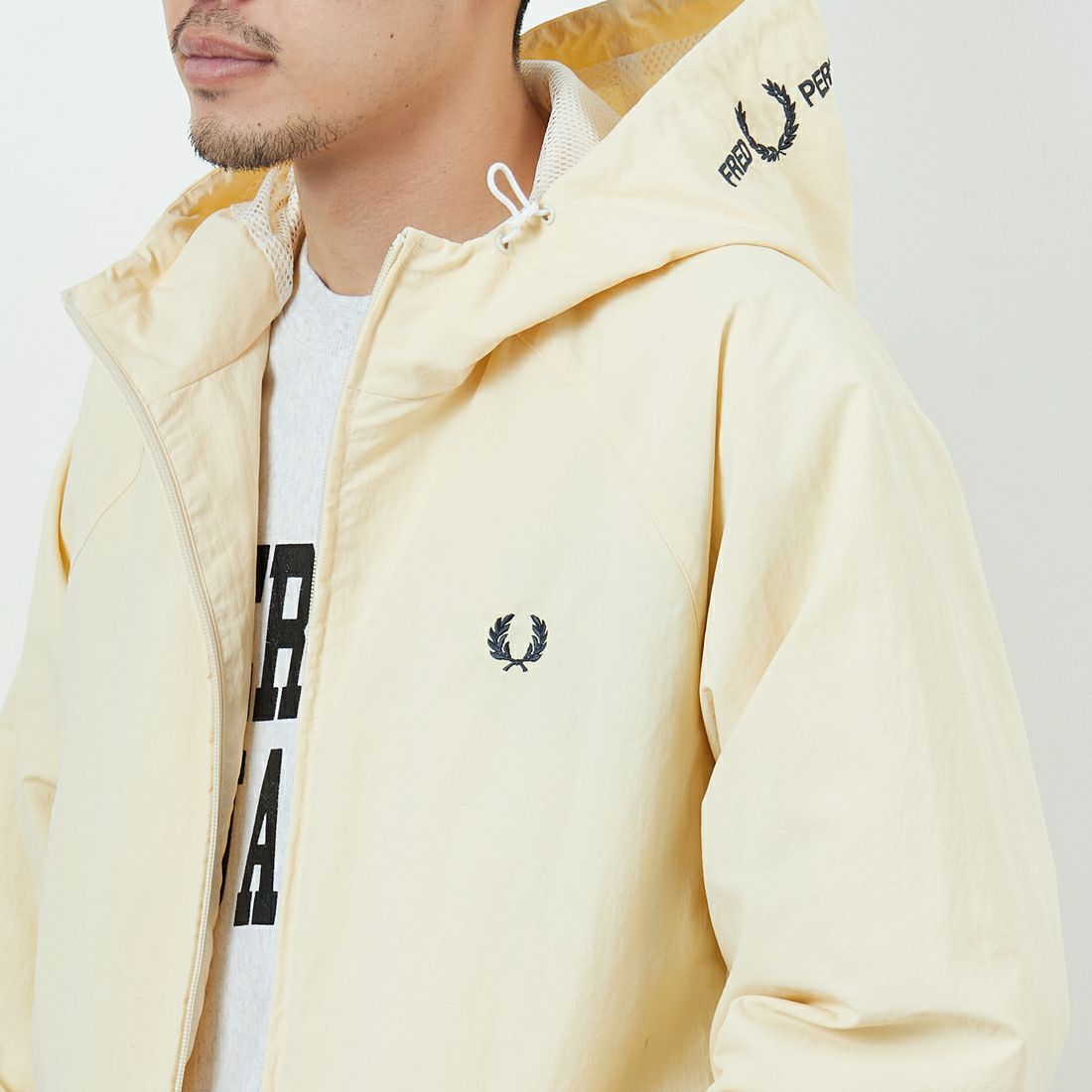 FRED PERRY [フレッドペリー] 別注 フード刺繍 ナイロンシェルジャケット [FPM-25A-031JF] ECRU/ANCHO &&モデル身長：179cm 着用サイズ：L&&