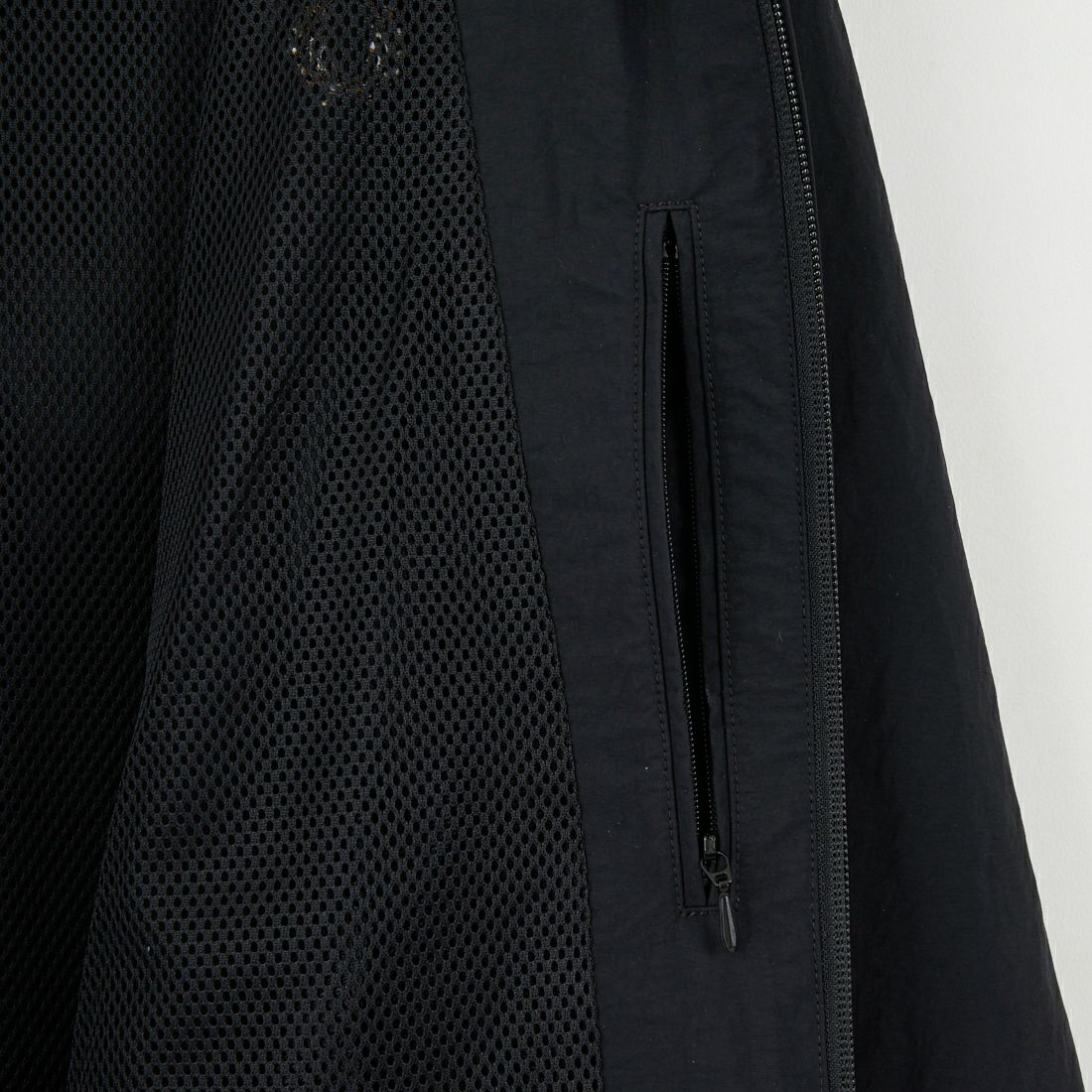 FRED PERRY [フレッドペリー] 別注 フード刺繍 ナイロンシェルジャケット [FPM-25A-031JF] BLACK/SHAD