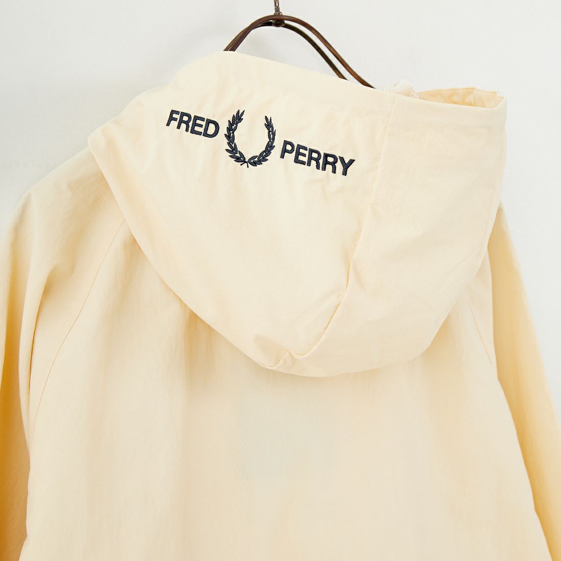 FRED PERRY [フレッドペリー] 別注 フード刺繍 ナイロンシェルジャケット [FPM-25A-031JF] ECRU/ANCHO