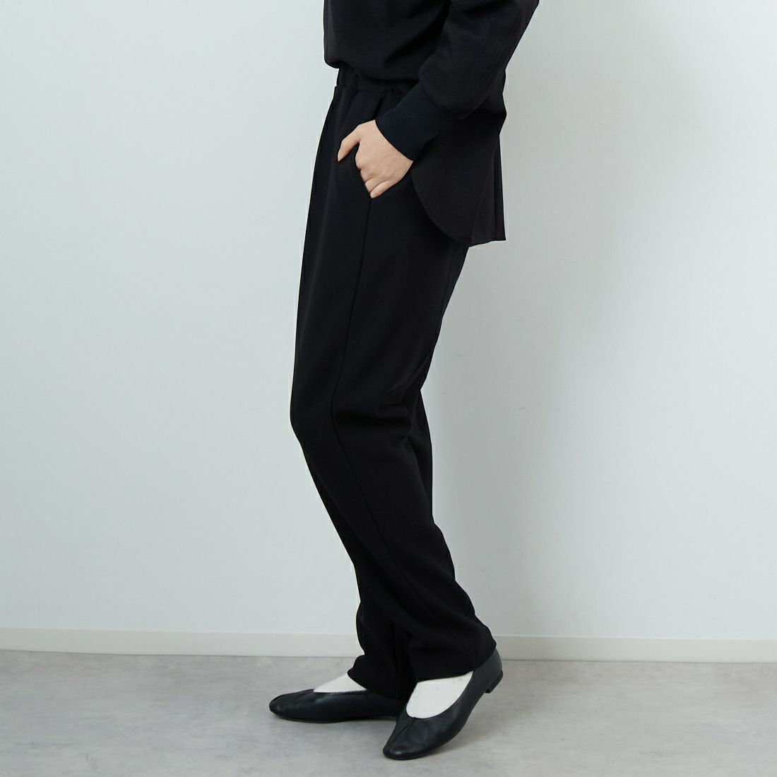 DIGNITE COLLIER [ディニテコリエ] 裏フリーステーパードパンツ [80256340] 004 ﾌﾞﾗｯｸ &&モデル身長：162cm 着用サイズ：F&&