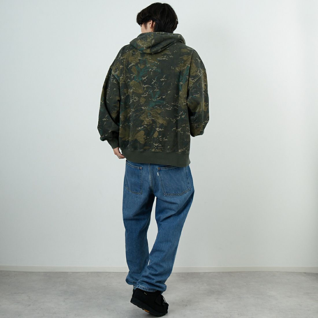 carhartt WIP [カーハートダブリューアイピー] カモ柄フーデッドベントンスウェットシャツ [I034589] CAMO COMBI &&モデル身長：179cm 着用サイズ：L&&