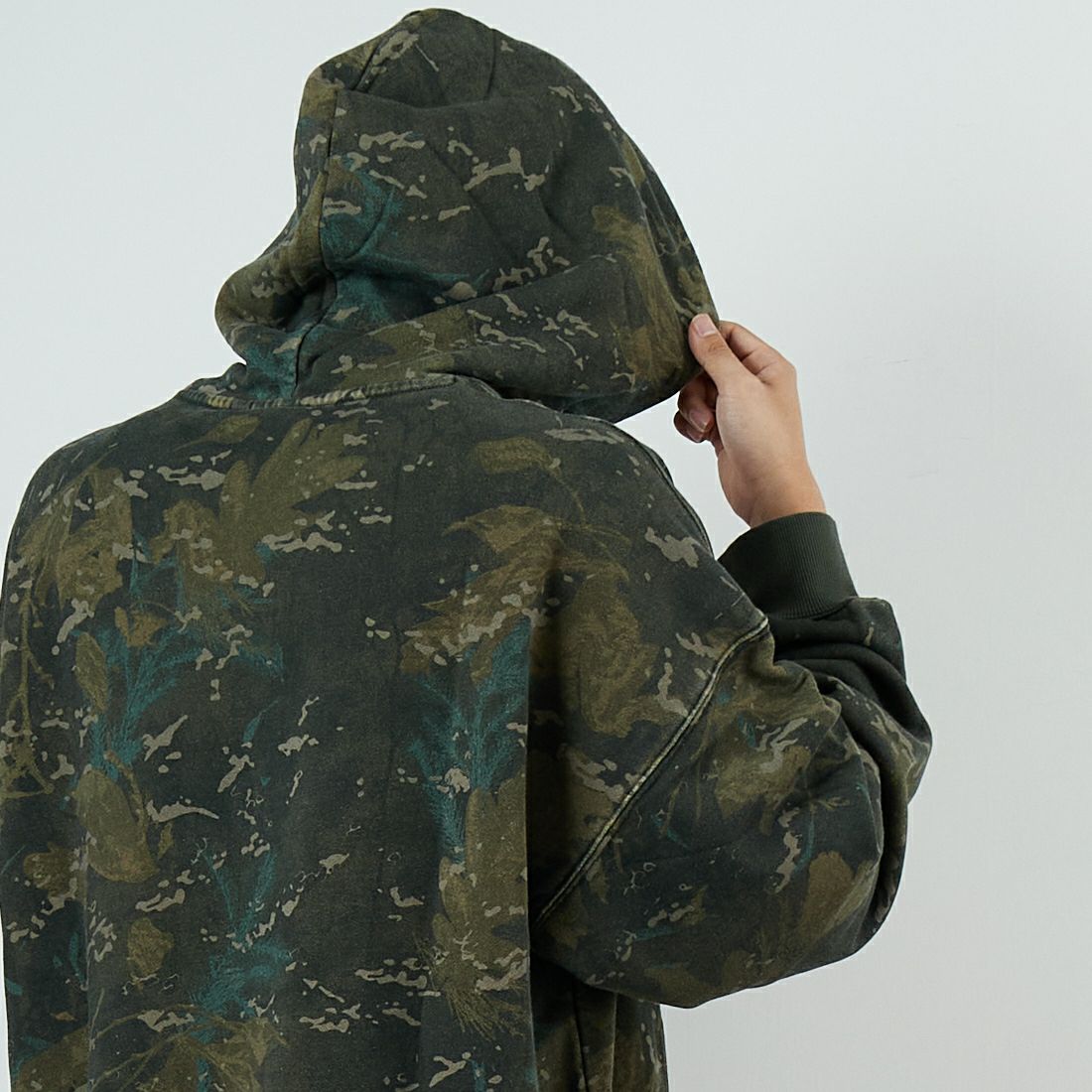 carhartt WIP [カーハートダブリューアイピー] カモ柄フーデッドベントンスウェットシャツ [I034589] CAMO COMBI &&モデル身長：179cm 着用サイズ：L&&