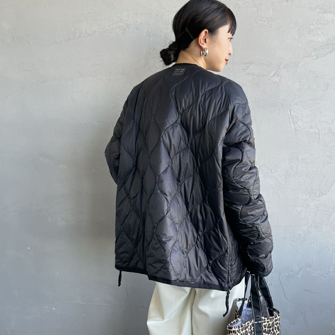 TAION [タイオン] 別注 リバーシブル ライトダウンジャケット [TAION-JF001] BLACK &&モデル身長：150cm 着用サイズ：S&&