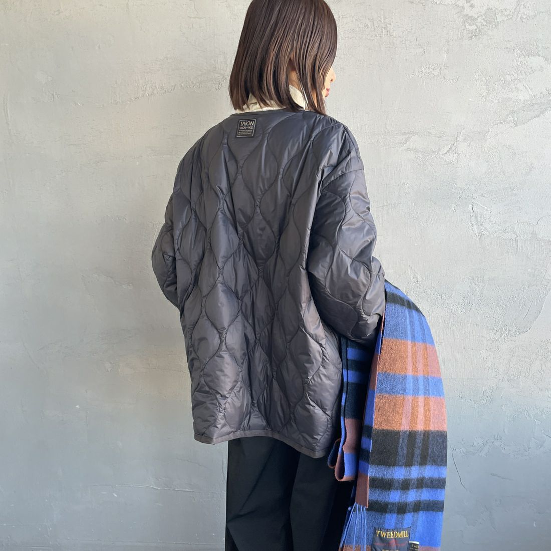 TAION [タイオン] 別注 リバーシブル ライトダウンジャケット [TAION-JF001] D.CHARCOAL &&モデル身長：159cm 着用サイズ：S&&