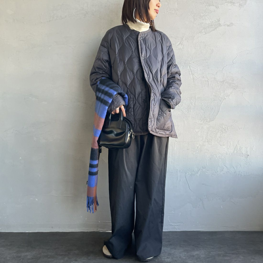 TAION [タイオン] 別注 リバーシブル ライトダウンジャケット [TAION-JF001] D.CHARCOAL &&モデル身長：159cm 着用サイズ：S&&