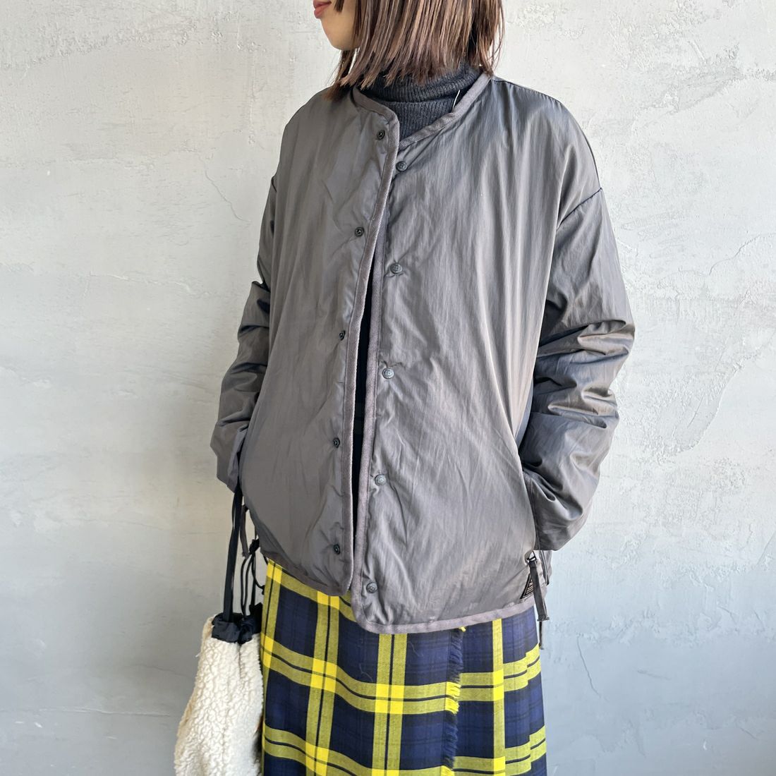 TAION [タイオン] 別注 リバーシブル ライトダウンジャケット [TAION-JF001] D.CHARCOAL &&モデル身長：159cm 着用サイズ：S&&