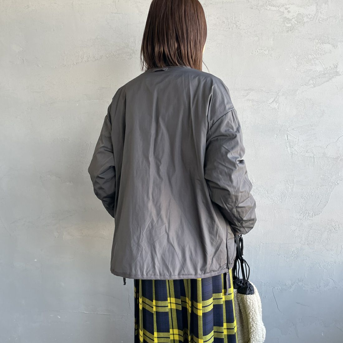 TAION [タイオン] 別注 リバーシブル ライトダウンジャケット [TAION-JF001] D.CHARCOAL &&モデル身長：159cm 着用サイズ：S&&