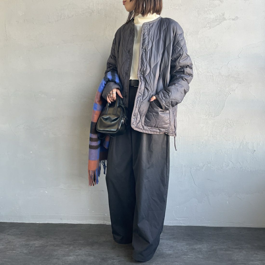 TAION [タイオン] 別注 リバーシブル ライトダウンジャケット [TAION-JF001] D.CHARCOAL &&モデル身長：159cm 着用サイズ：S&&