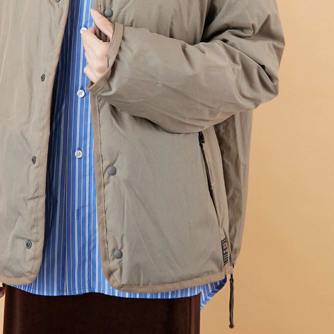 TAION [タイオン] 別注 リバーシブル ライトダウンジャケット [TAION-JF001] KHAKI &&モデル身長：162cm 着用サイズ：S&&