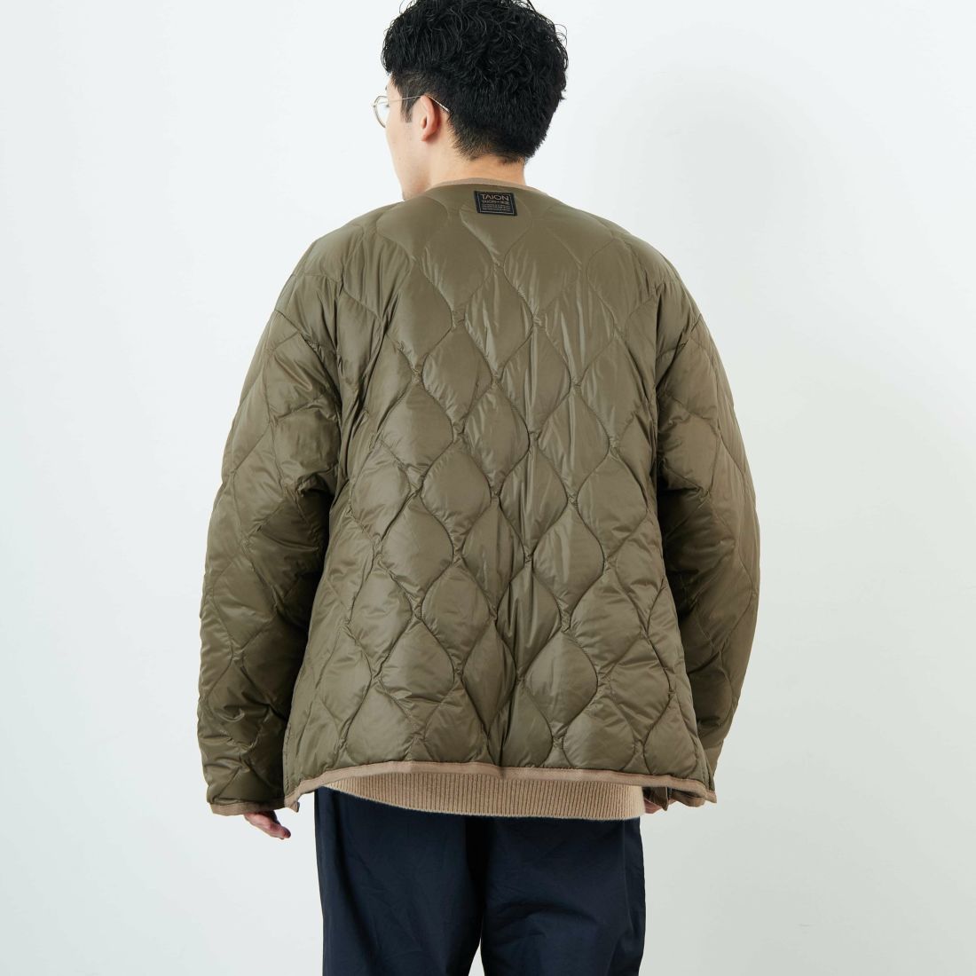 TAION [タイオン] 別注 リバーシブル ライトダウンジャケット [TAION-JF001] KHAKI &&モデル身長：168cm 着用サイズ：L&&