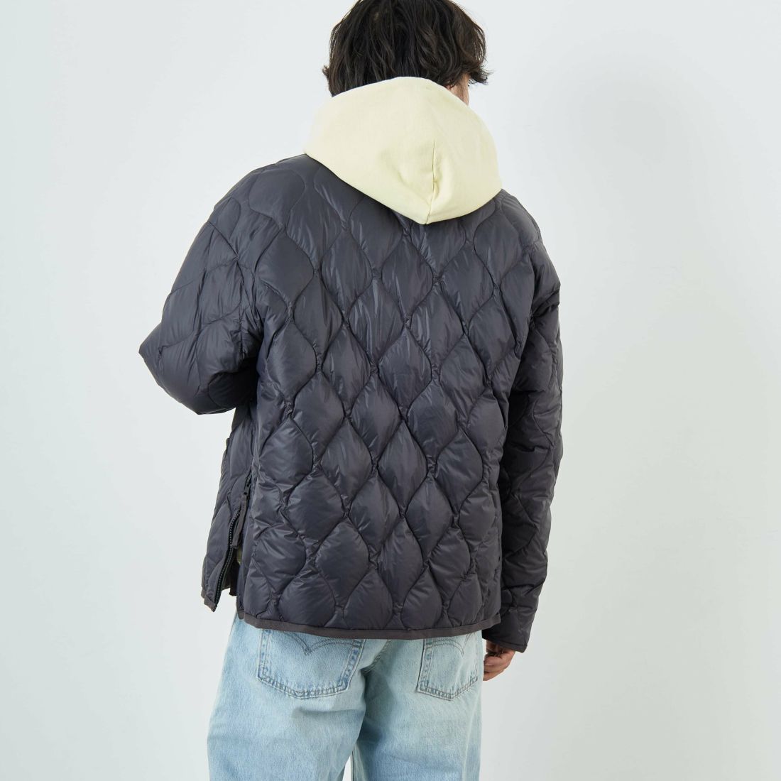 TAION [タイオン] 別注 リバーシブル ライトダウンジャケット [TAION-JF001] D.CHARCOAL &&モデル身長：179cm 着用サイズ：L&&