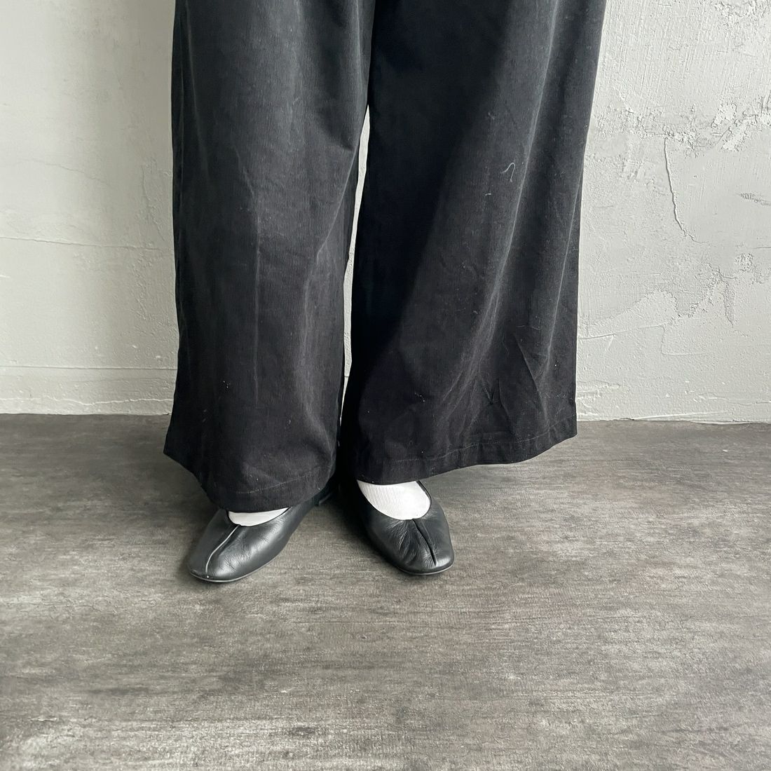 mizuiro ind [ミズイロインド] コーデュロイタックワイドパンツ [4-260067] 99 BLACK &&モデル身長：160cm 着用サイズ：F&&