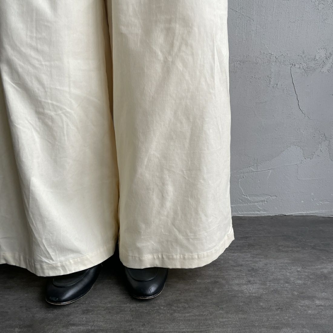 mizuiro ind [ミズイロインド] コーデュロイタックワイドパンツ [4-260067] 12C IVORY &&モデル身長：158cm 着用サイズ：F&&