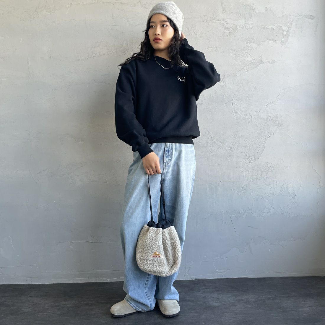 The Endless Summer [エンドレスサマー] 別注 手描き風BUHI バックプリントスウェット [FH-25774500-JF] BLACK &&モデル身長：162cm 着用サイズ：S&&