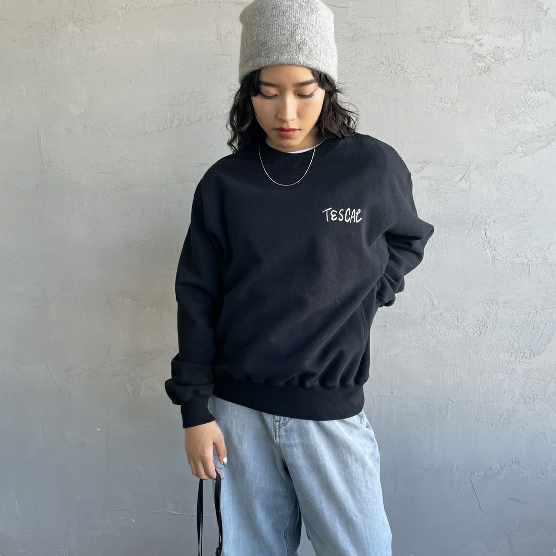 The Endless Summer [エンドレスサマー] 別注 手描き風BUHI バックプリントスウェット [FH-25774500-JF] BLACK &&モデル身長：162cm 着用サイズ：S&&