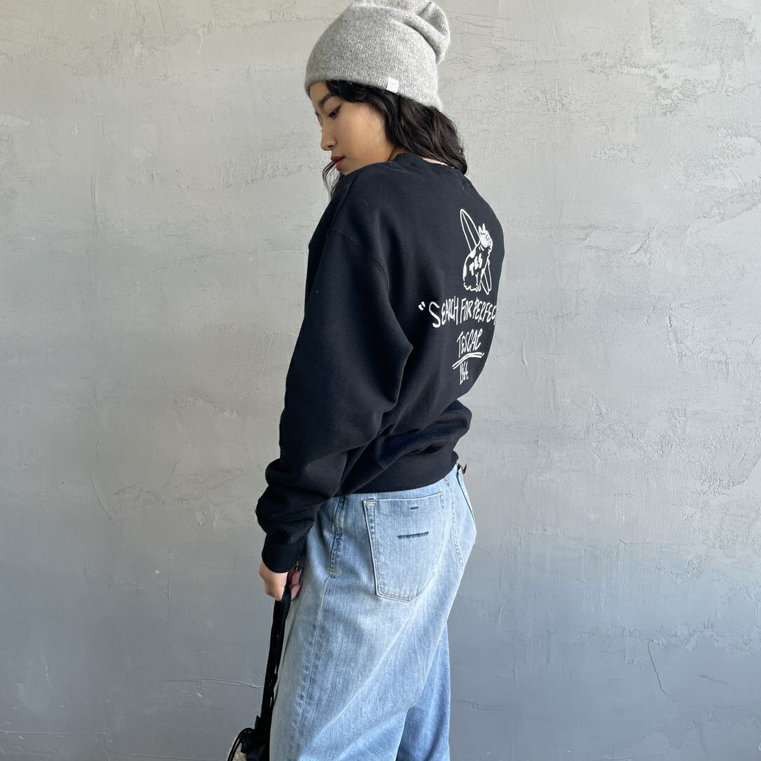 The Endless Summer [エンドレスサマー] 別注 手描き風BUHI バックプリントスウェット [FH-25774500-JF] BLACK &&モデル身長：162cm 着用サイズ：S&&