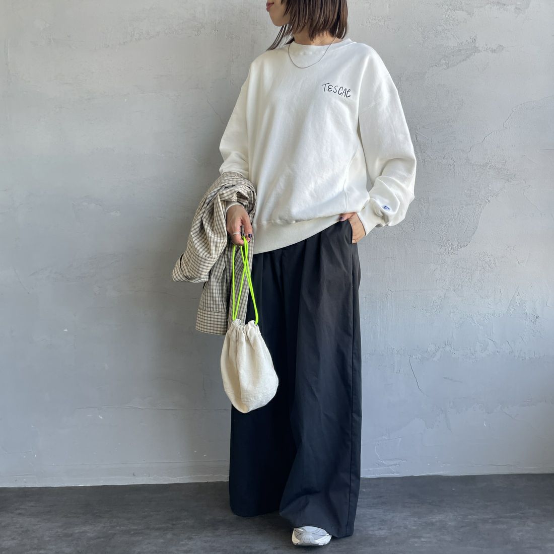 The Endless Summer [エンドレスサマー] 別注 手描き風BUHI バックプリントスウェット [FH-25774500-JF] IVORY &&モデル身長：159cm 着用サイズ：S&&