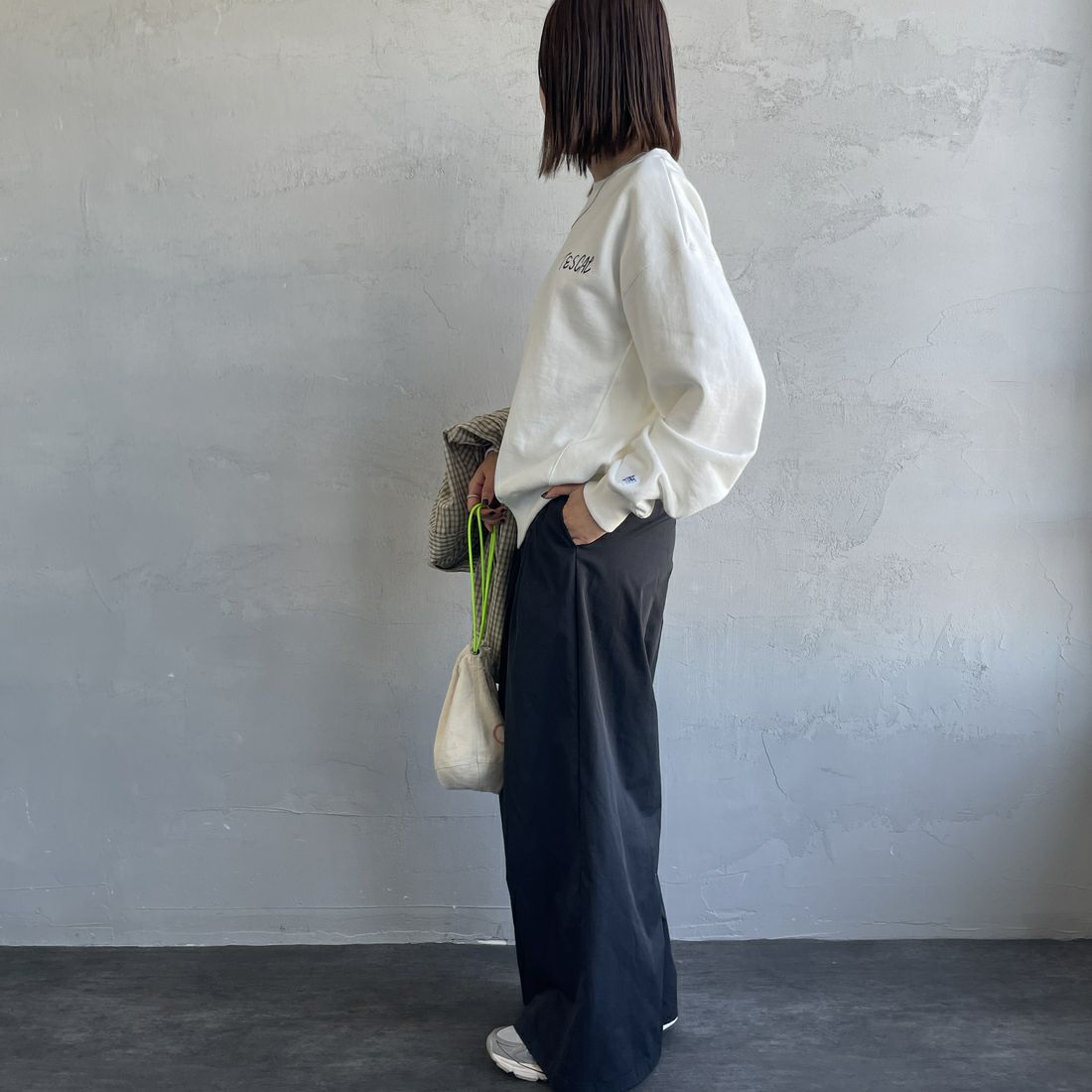 The Endless Summer [エンドレスサマー] 別注 手描き風BUHI バックプリントスウェット [FH-25774500-JF] IVORY &&モデル身長：159cm 着用サイズ：S&&