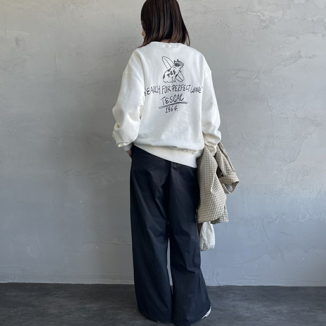 The Endless Summer [エンドレスサマー] 別注 手描き風BUHI バックプリントスウェット [FH-25774500-JF] IVORY &&モデル身長：159cm 着用サイズ：S&&