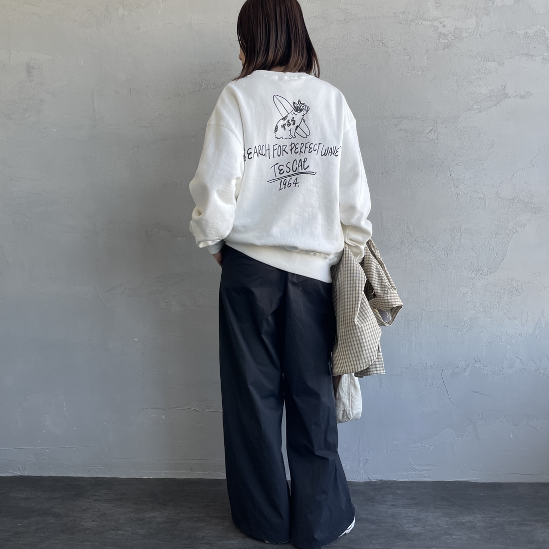The Endless Summer [エンドレスサマー] 別注 手描き風BUHI バックプリントスウェット [FH-25774500-JF] IVORY &&モデル身長：159cm 着用サイズ：S&&