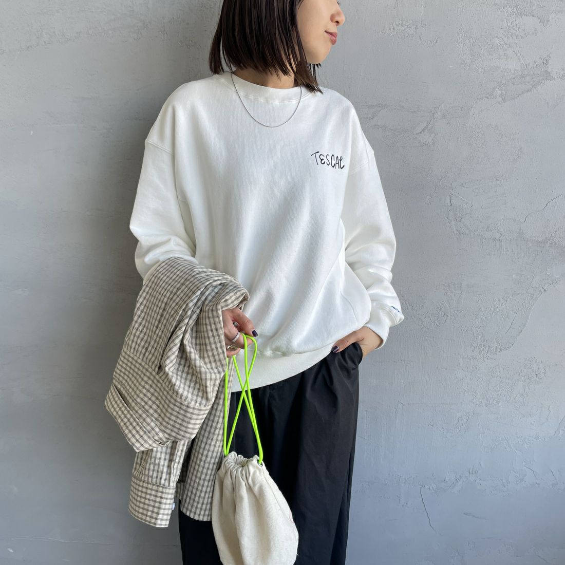 The Endless Summer [エンドレスサマー] 別注 手描き風BUHI バックプリントスウェット [FH-25774500-JF] IVORY &&モデル身長：159cm 着用サイズ：S&&