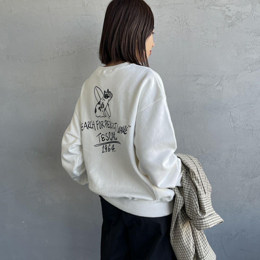 The Endless Summer [エンドレスサマー] 別注 手描き風BUHI バックプリントスウェット [FH-25774500-JF] IVORY &&モデル身長：159cm 着用サイズ：S&&