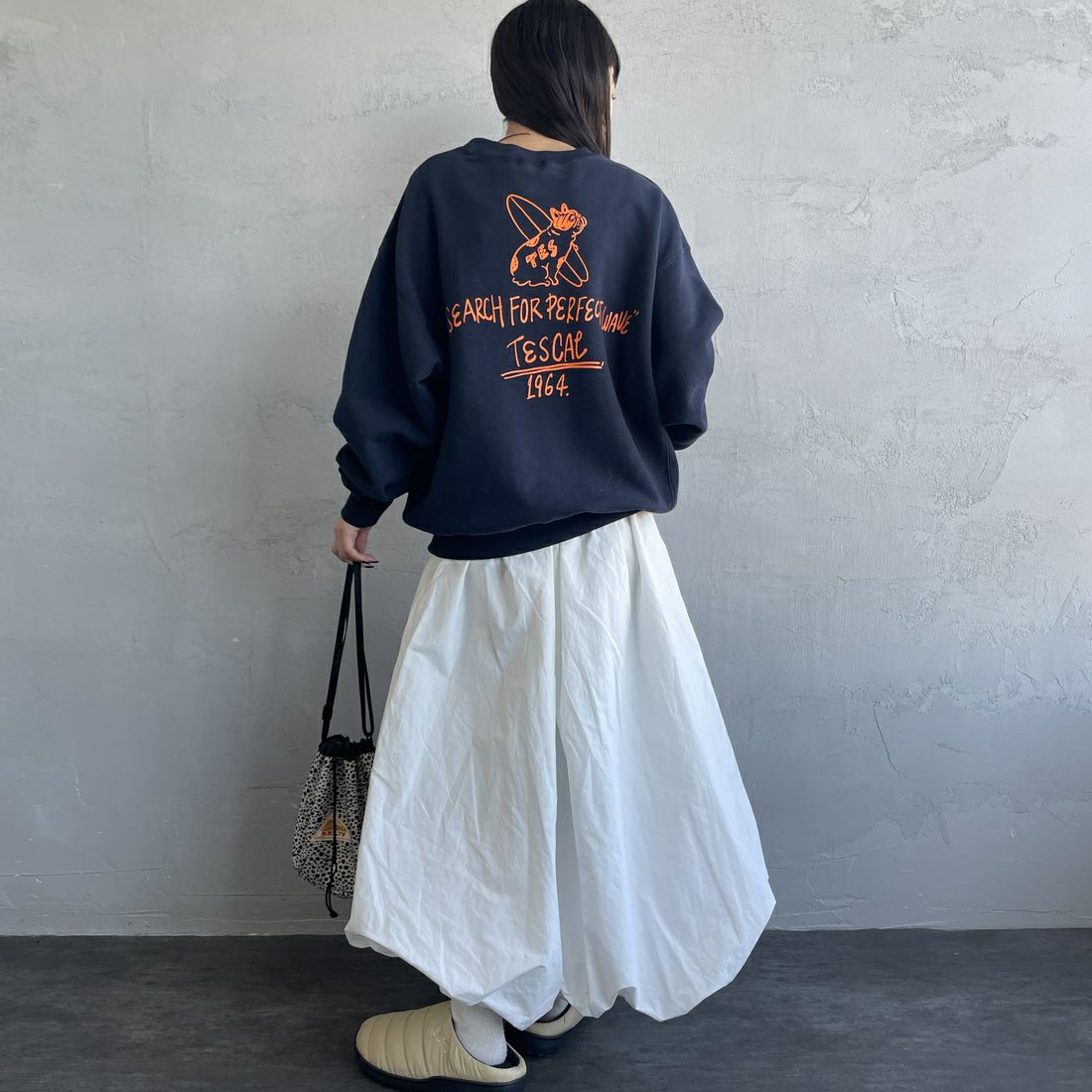 The Endless Summer [エンドレスサマー] 別注 手描き風BUHI バックプリントスウェット [FH-25774500-JF] NAVY &&モデル身長：150cm 着用サイズ：S&&