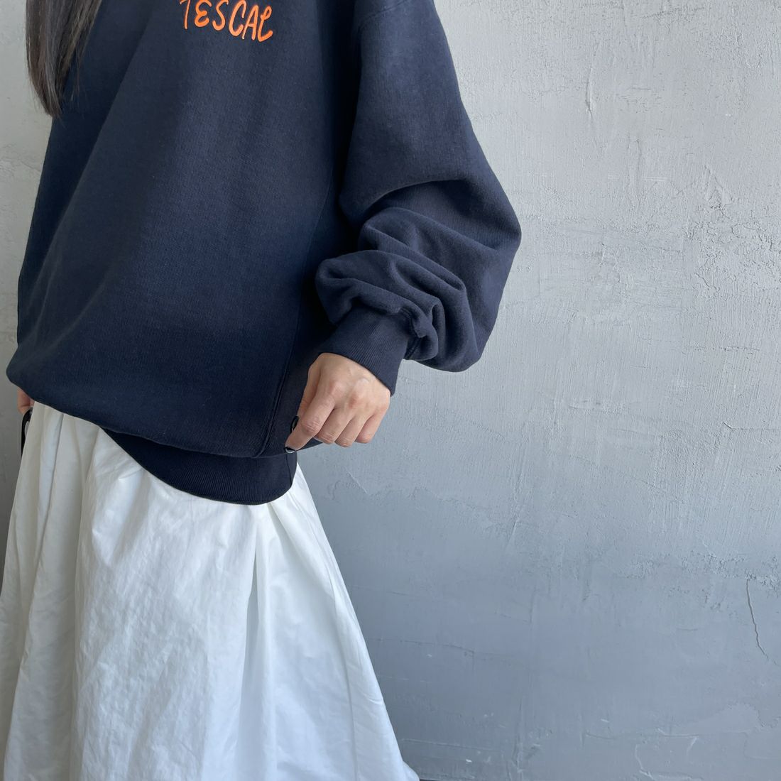 The Endless Summer [エンドレスサマー] 別注 手描き風BUHI バックプリントスウェット [FH-25774500-JF] NAVY &&モデル身長：150cm 着用サイズ：S&&