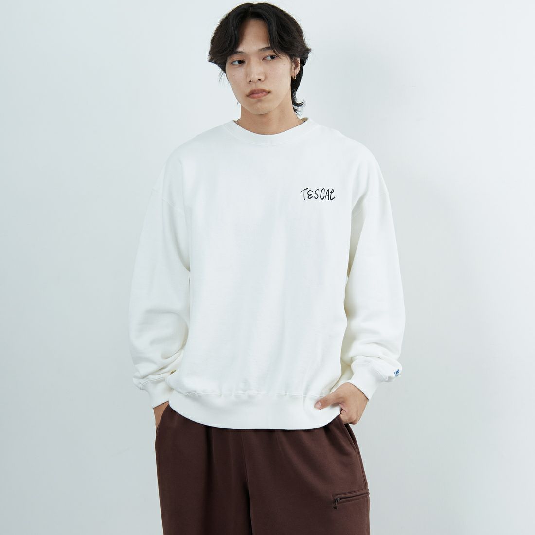 The Endless Summer [エンドレスサマー] 別注 手描き風BUHI バックプリントスウェット [FH-25774500-JF] IVORY &&モデル身長：179cm 着用サイズ：XL&&